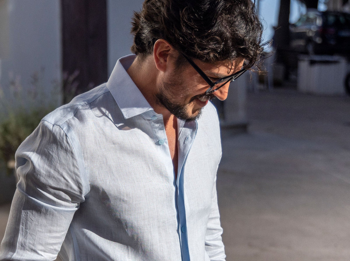 Homem vestindo camisa de linho branco Sardegna Sartoria com óculos escuros