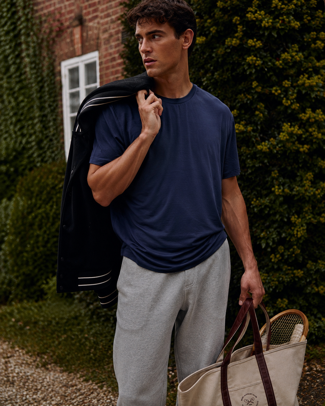 Homem de camiseta navy iA T-Shirt Sardegna Wellness no campo — camiseta sustentável em Modal TENCEL