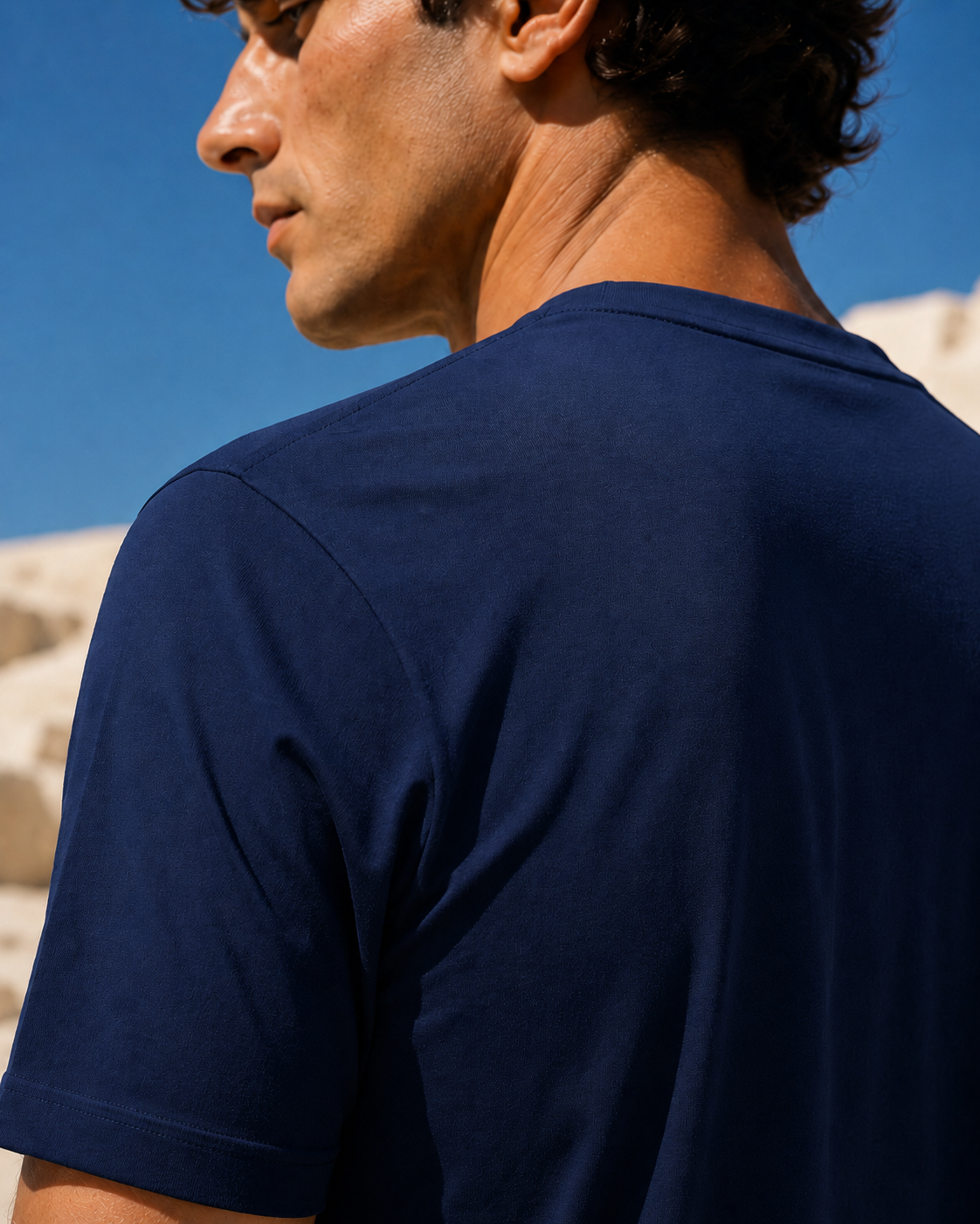 Costas da camiseta navy iA T-Shirt Sardegna Wellness ao sol — tecido Modal TENCEL com proteção solar UPF 40